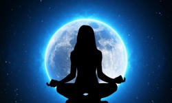 Yoga-Übung Dark Moon Frau