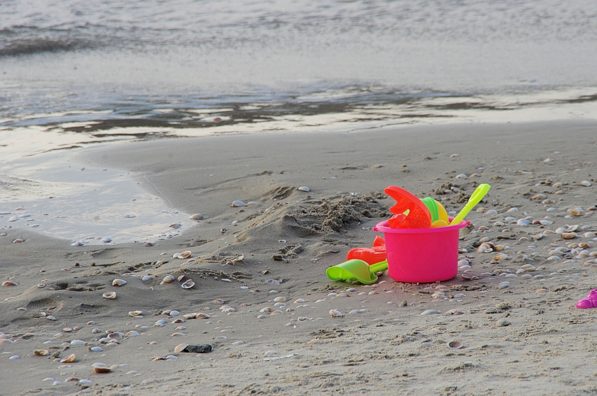 Giocattoli da spiaggia in plastica sulla