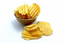 Вкусные картофельные чипсы в миске