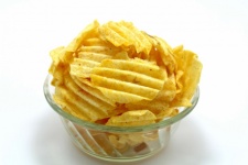Finom burgonya chips tálba