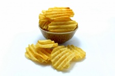 Вкусные картофельные чипсы в миске