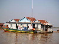 Pueblo flotante Tonle sap lago. Cambodi