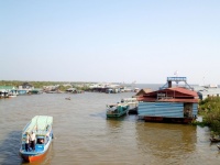 Flytande by Tonle sap lake. Cambodi