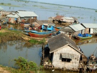 Plovoucí vesnice Tonle mízové jezero. Ka