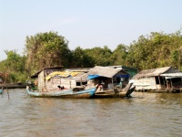 Plovoucí vesnice Tonle mízové jezero. Ka