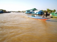 Flytande by Tonle sap lake. Cambodi