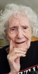 Idősebb nő mosolyogva