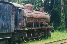 Velha locomotiva a vapor abandonada