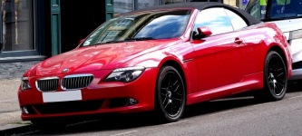 Rode BMW converteerbare coupé auto