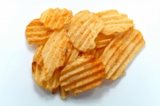 De chipshopen van de snack op een witte 