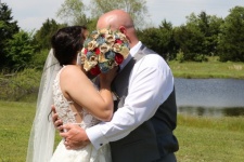 Svatební pár skrývá polibek