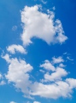 Hintergrund des blauen Himmels mit Wolke