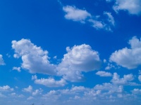 Modré pozadí oblohy s mraky