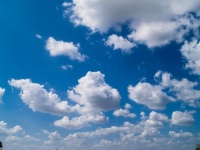 Tło błękitnego nieba z chmurami
