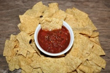 Friss salsa és chips