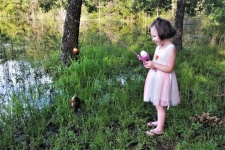 Kleines Mädchen, das Fisch fängt