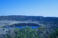 Lago de sal no fundo de uma cratera