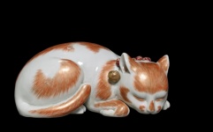 Figurine en porcelaine de chat endormi