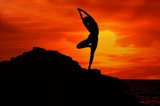 Silhueta de ioga ao nascer do sol