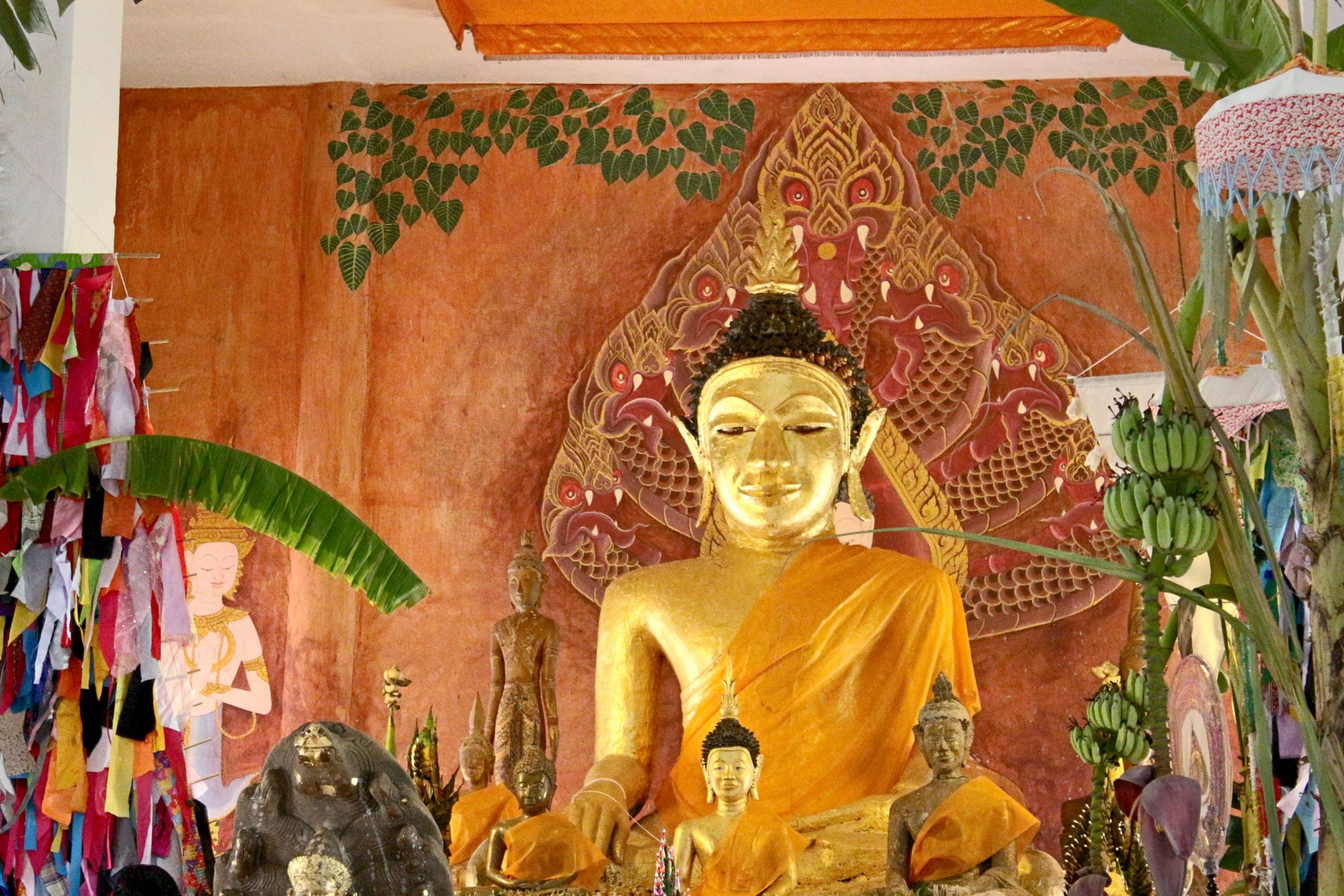Hermosa estatua de oro de Buda tailandés