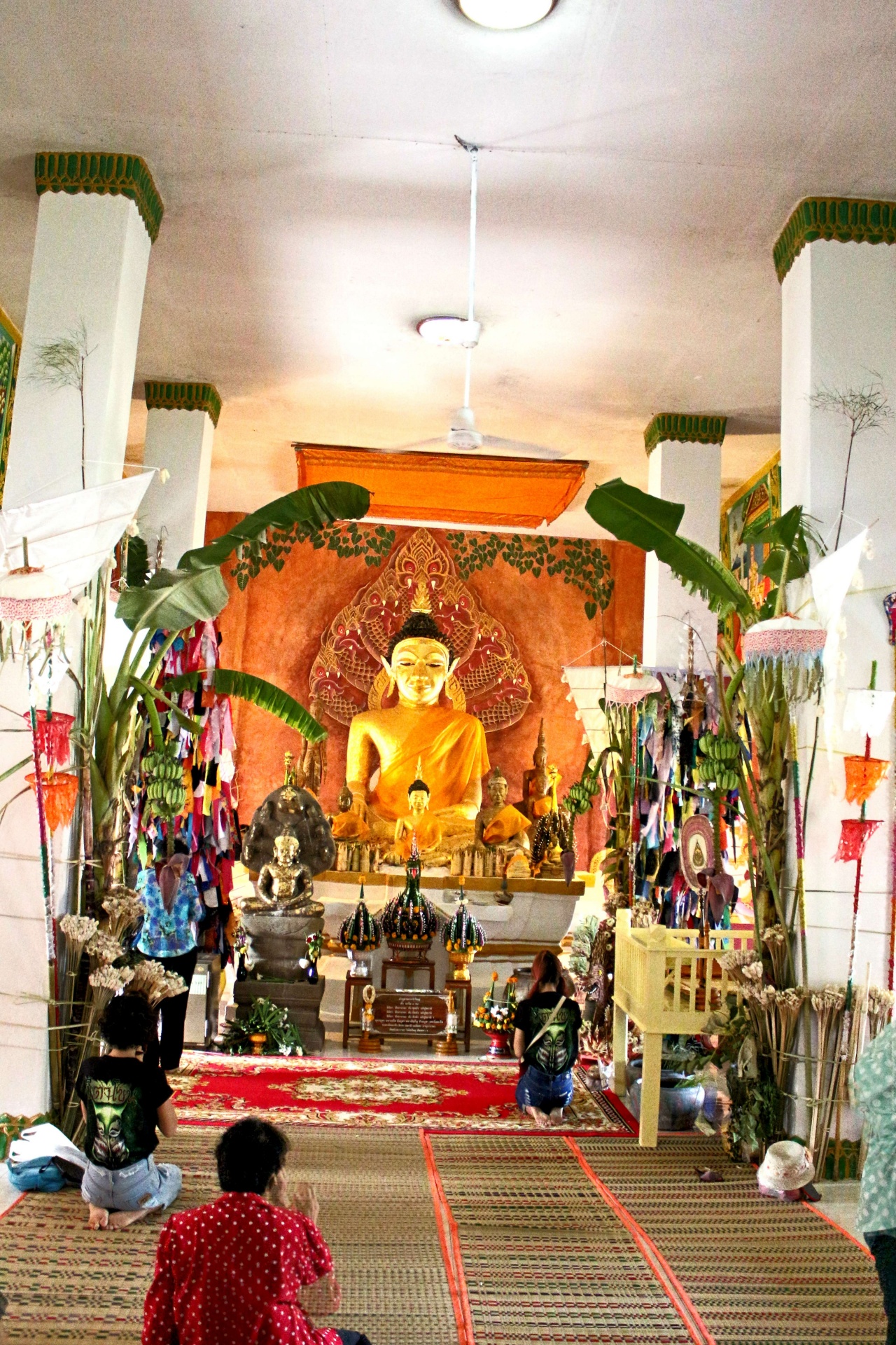 Prachtige Thaise Boeddha gouden standbee