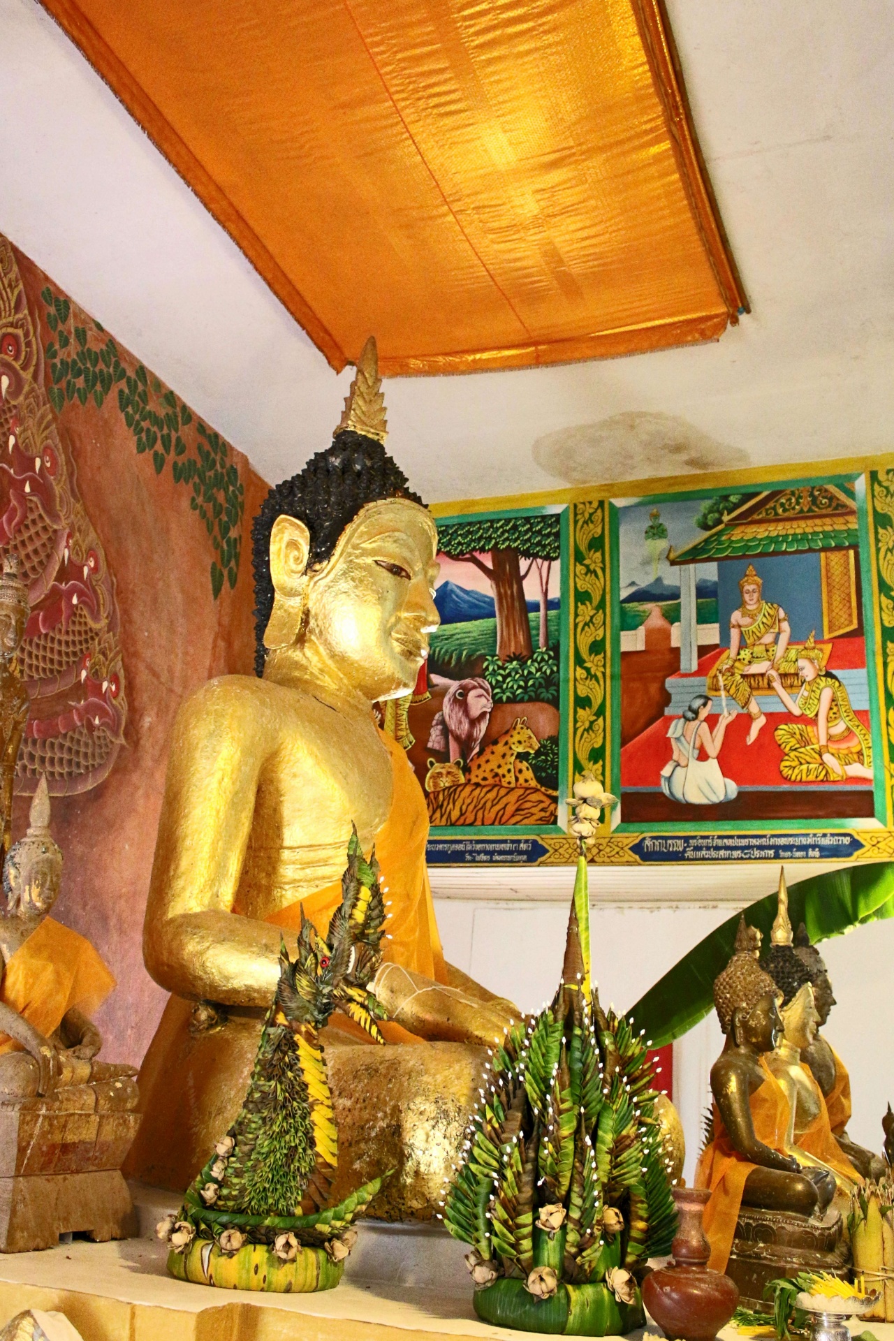 Hermosa estatua de oro de Buda tailandés