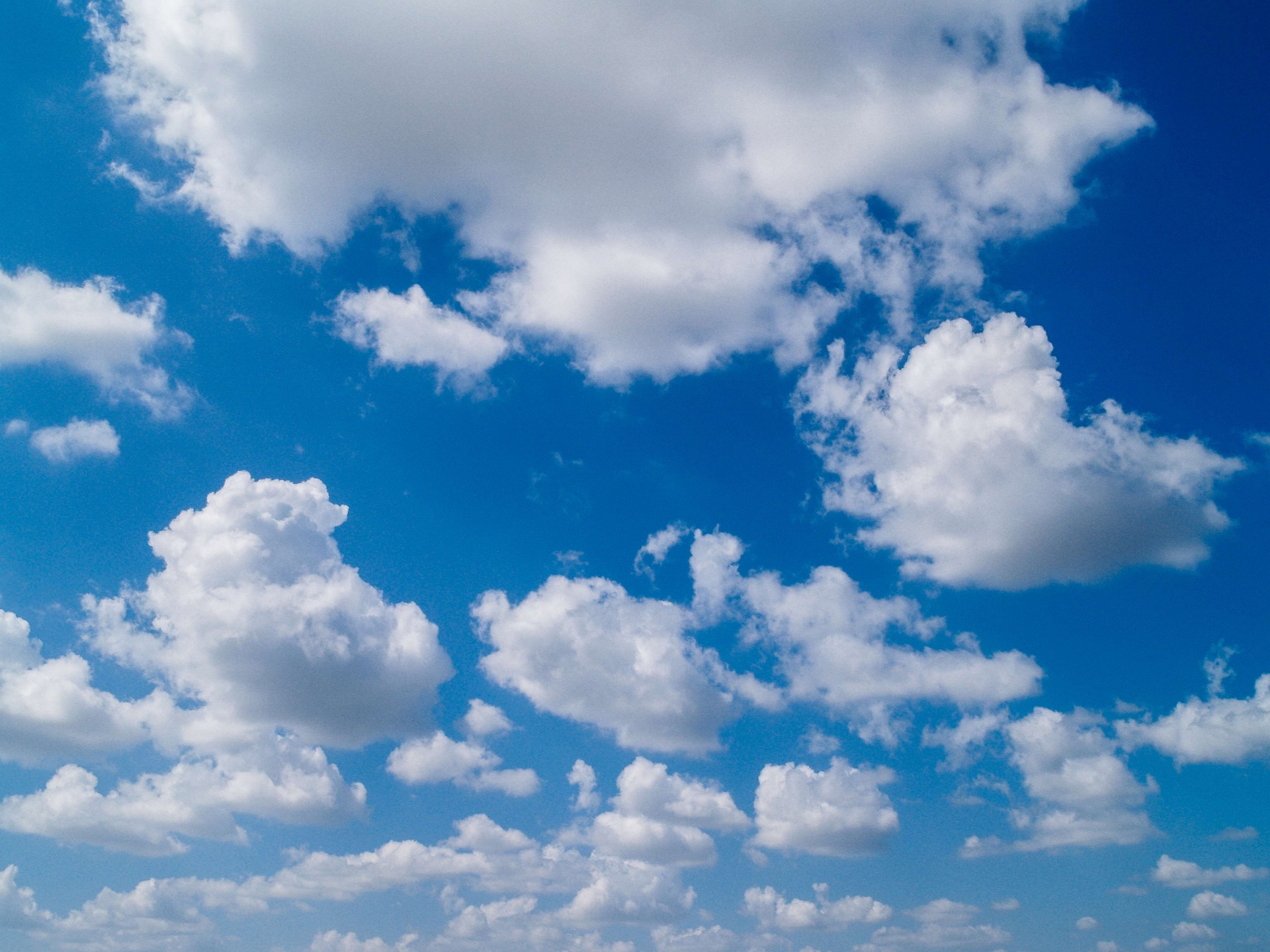 Blauwe hemelachtergrond met wolken