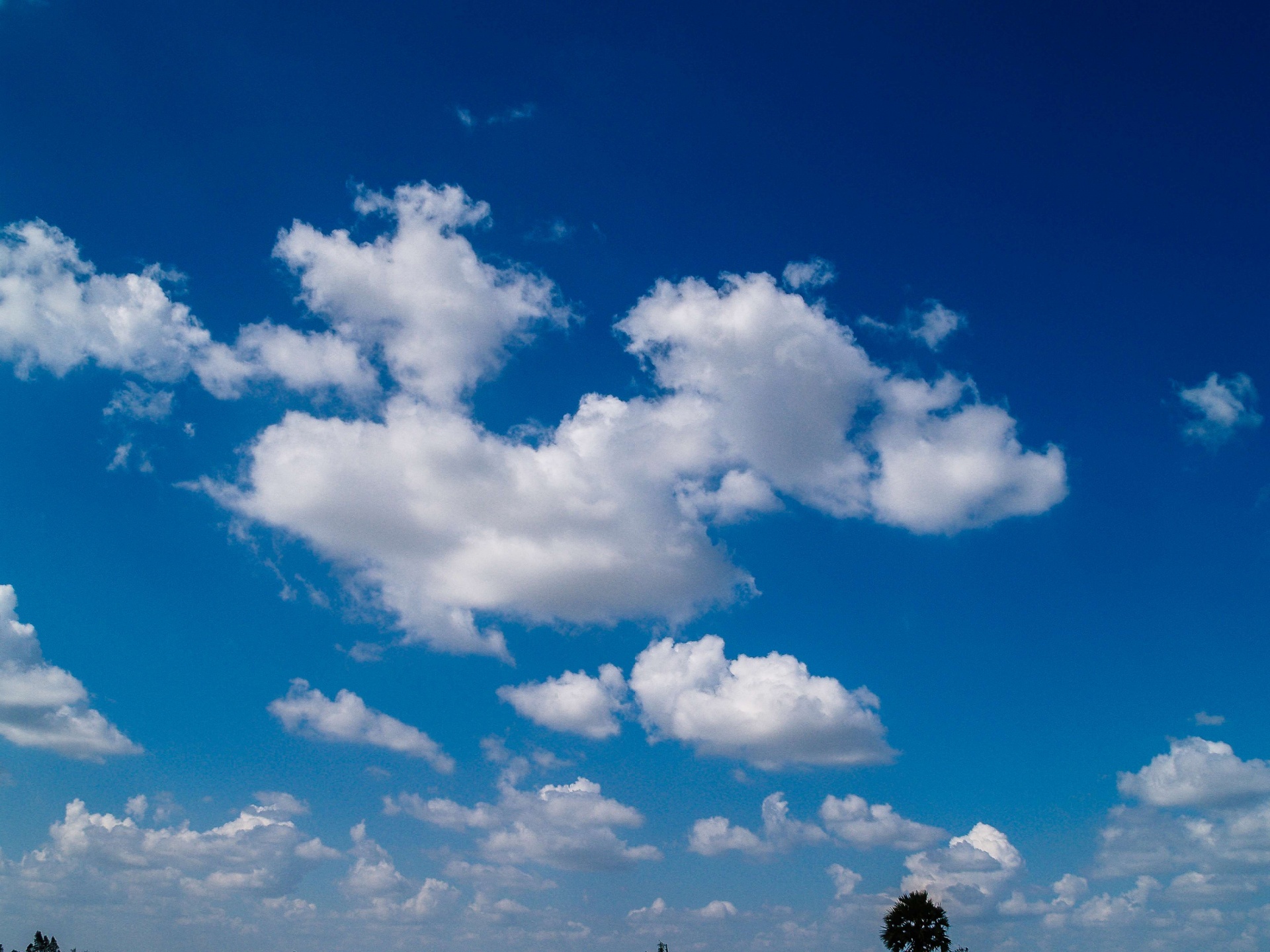 Blauwe hemelachtergrond met wolken