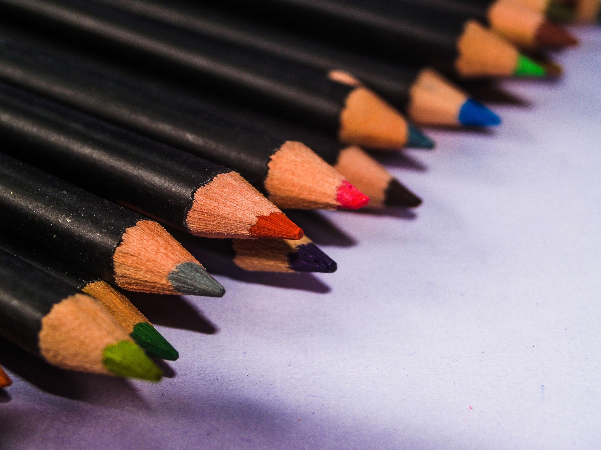 Cerrar lápices de colores aislados