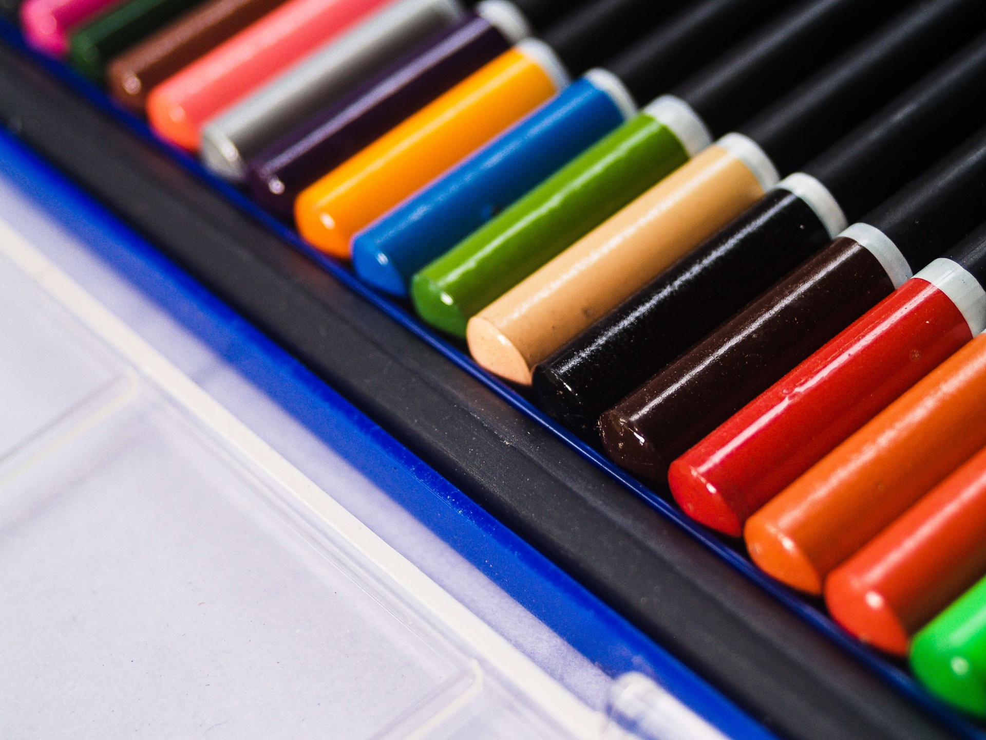 Cerrar lápices de colores aislados