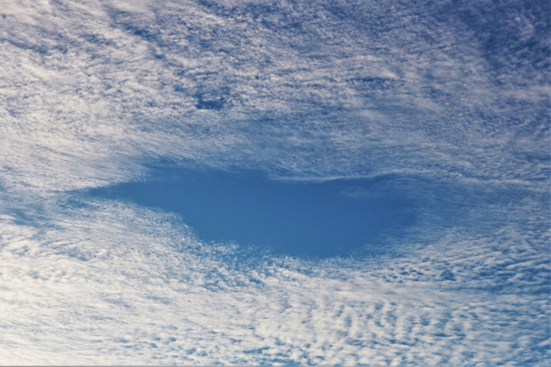 Fondo de nubes y cielo azul
