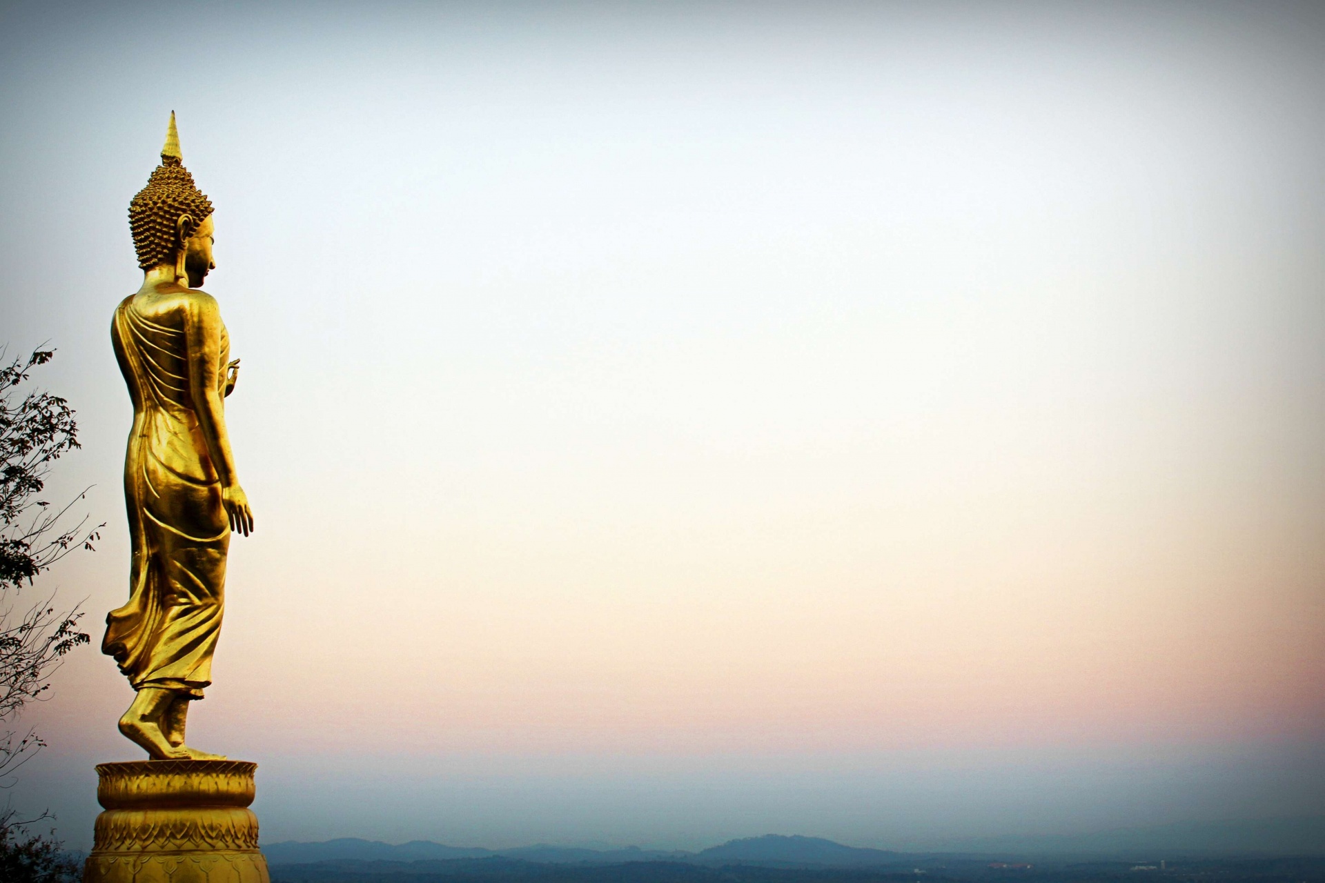 Estatua dorada de Buda en una montaña Wa