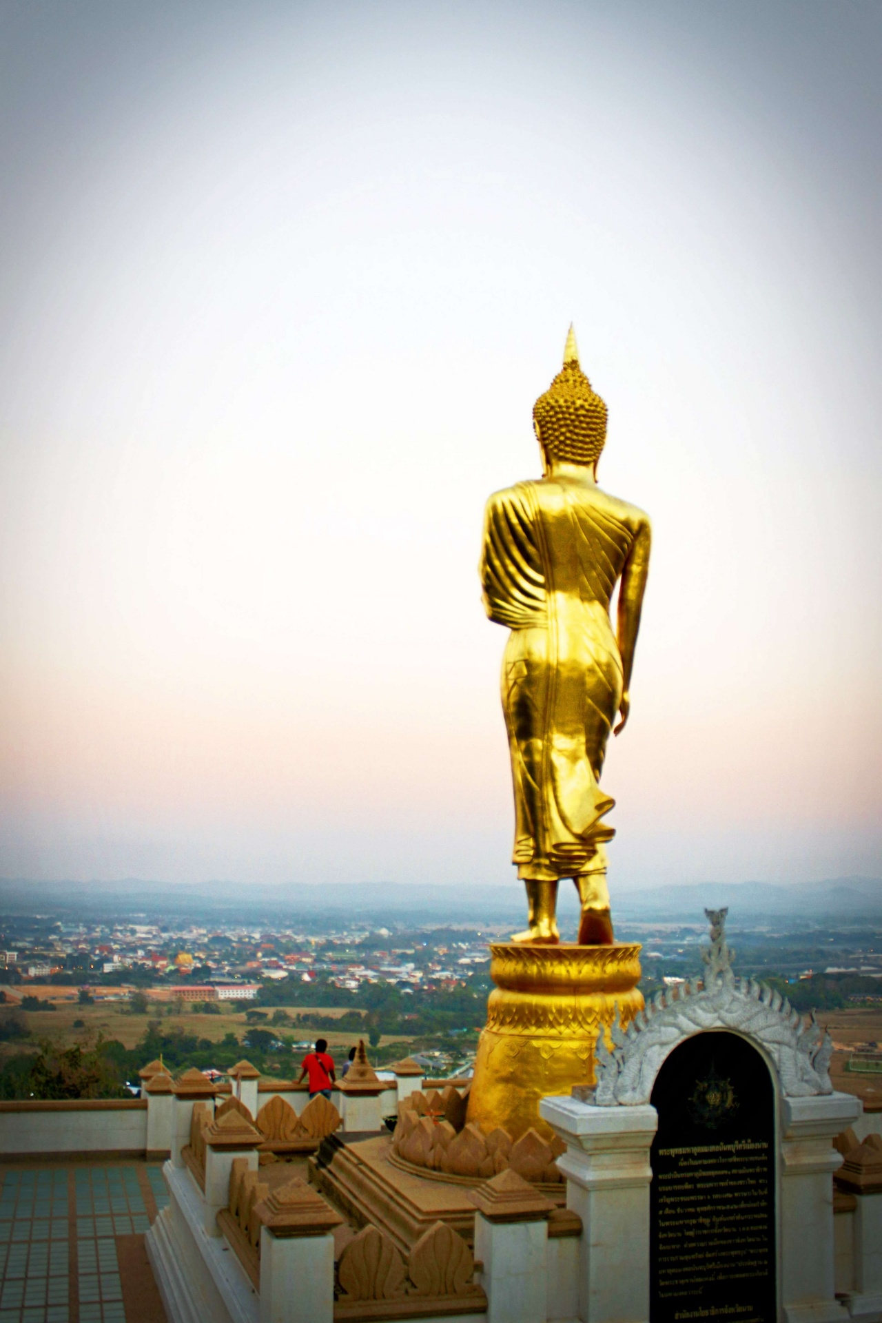 Gouden Boeddhabeeld op een berg Wat