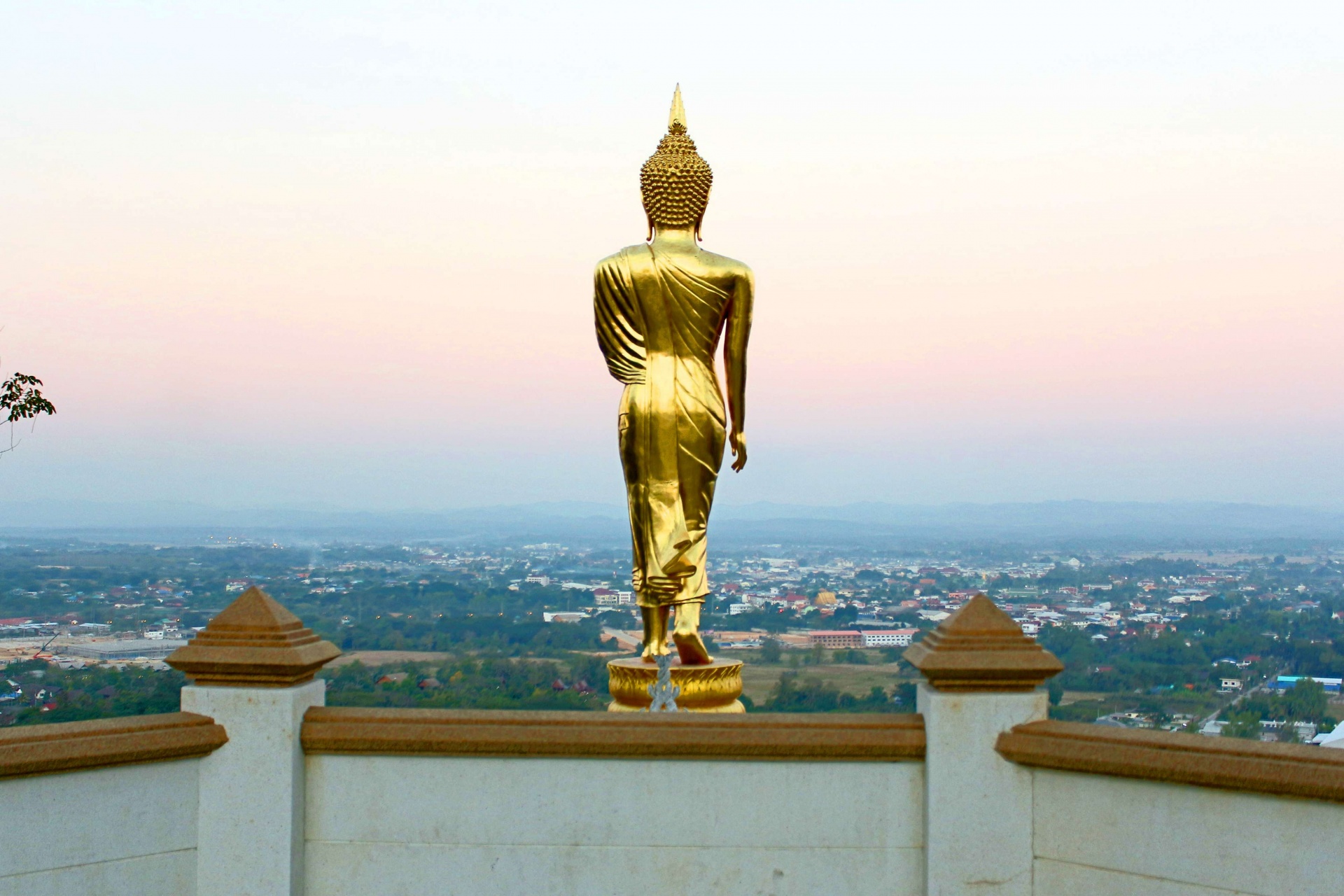 Statue de Bouddha doré sur une montagne