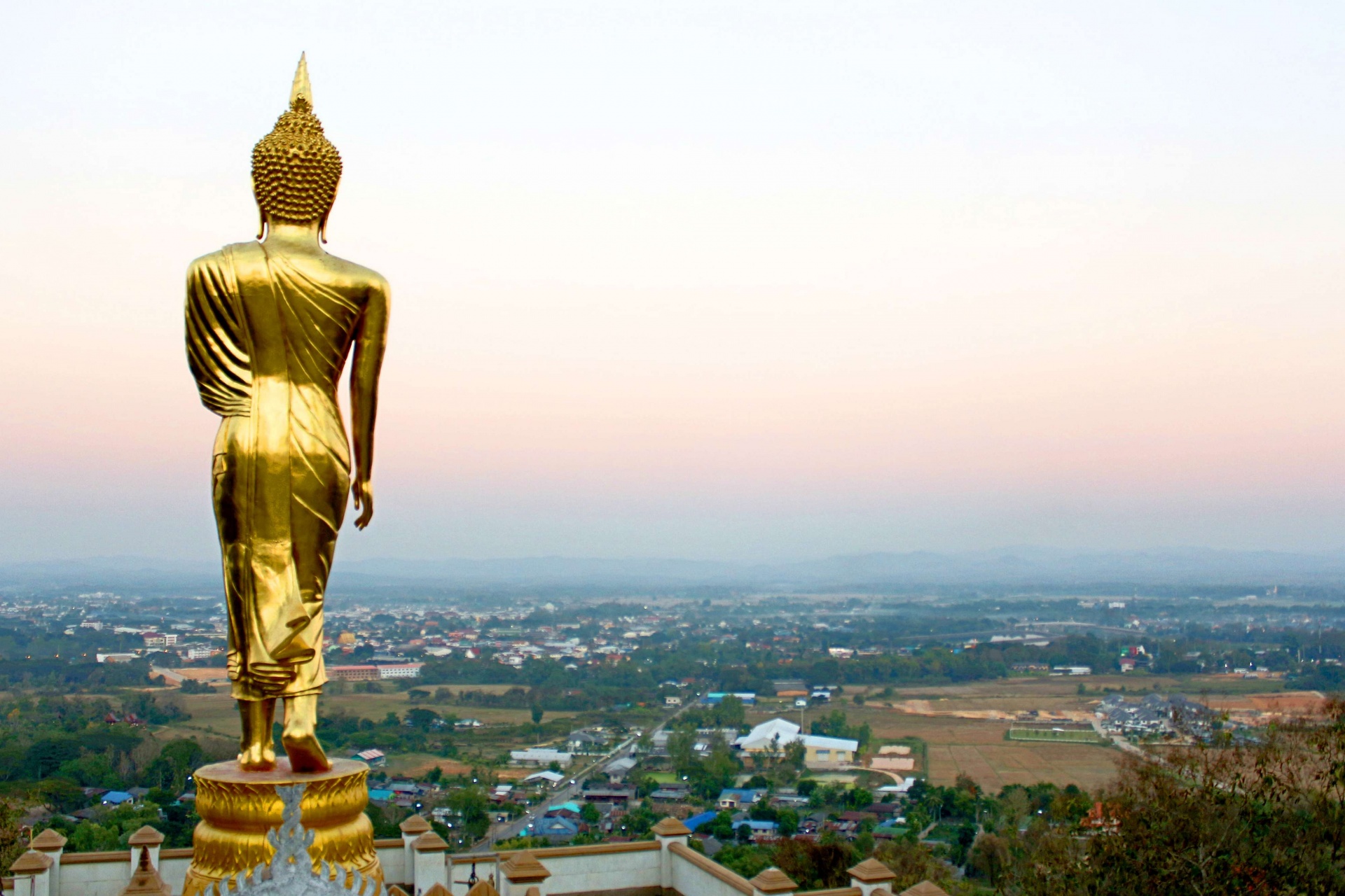 Estatua dorada de Buda en una montaña