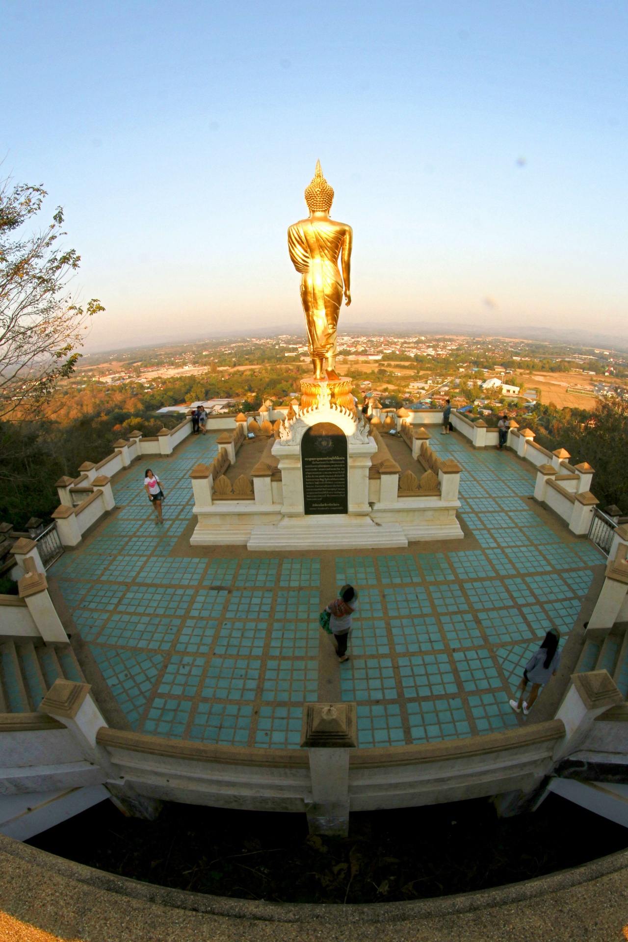 Estatua dorada de Buda en una montaña