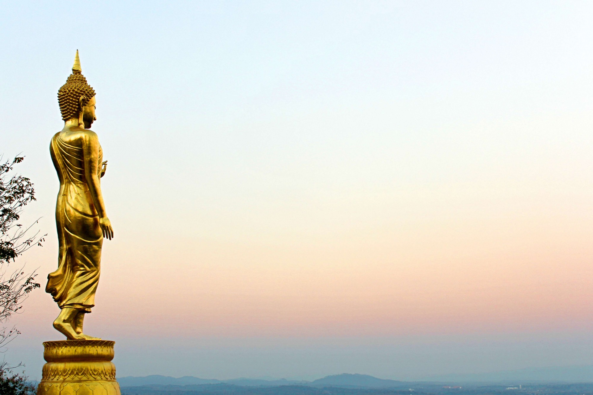 Gouden Boeddhabeeld op een berg