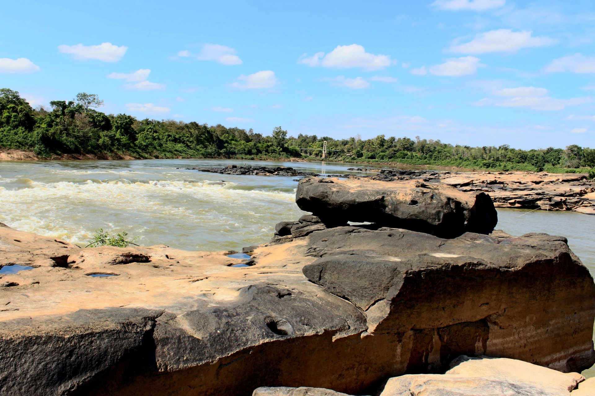 Río roca piedra tailandia
