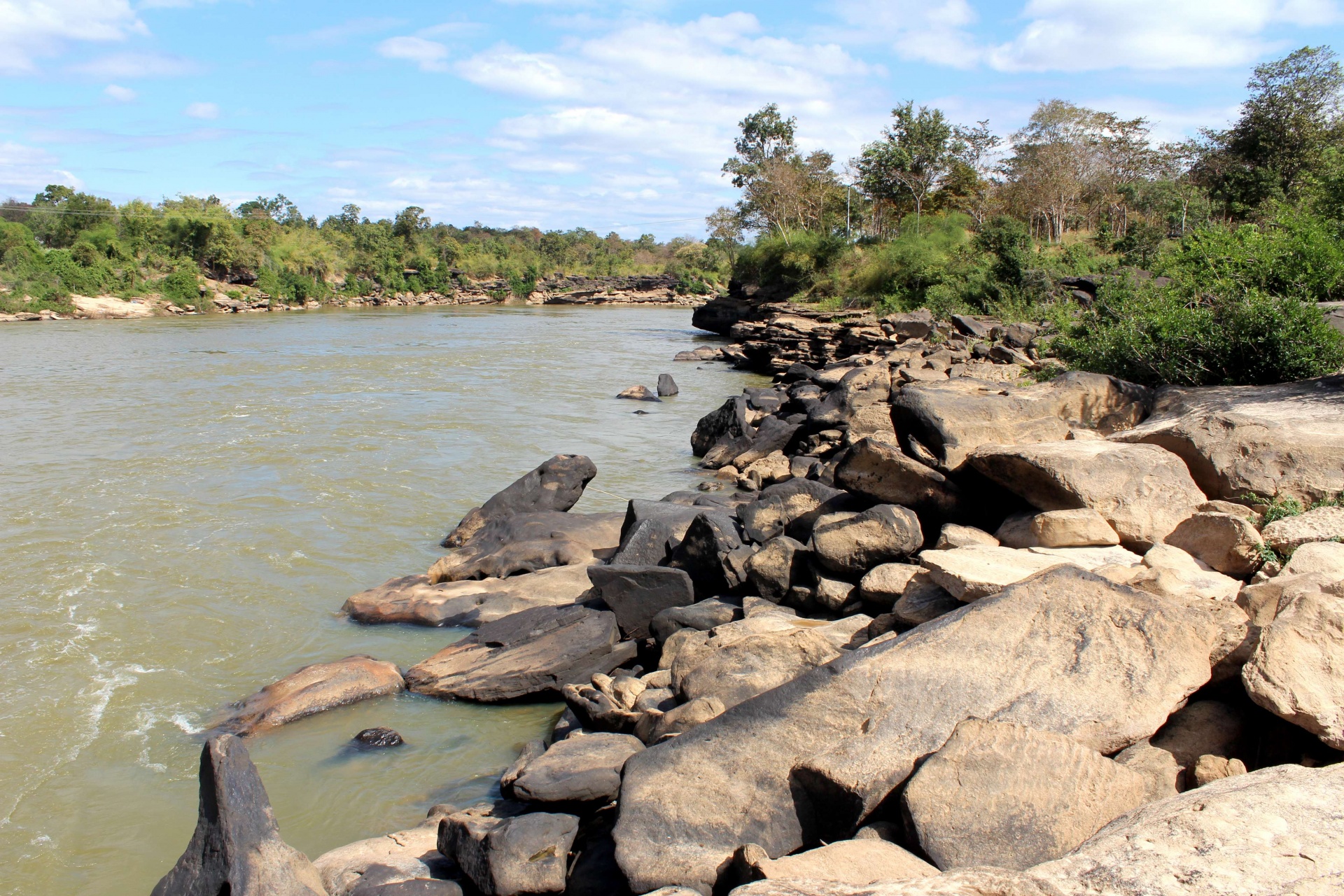 Río roca piedra tailandia