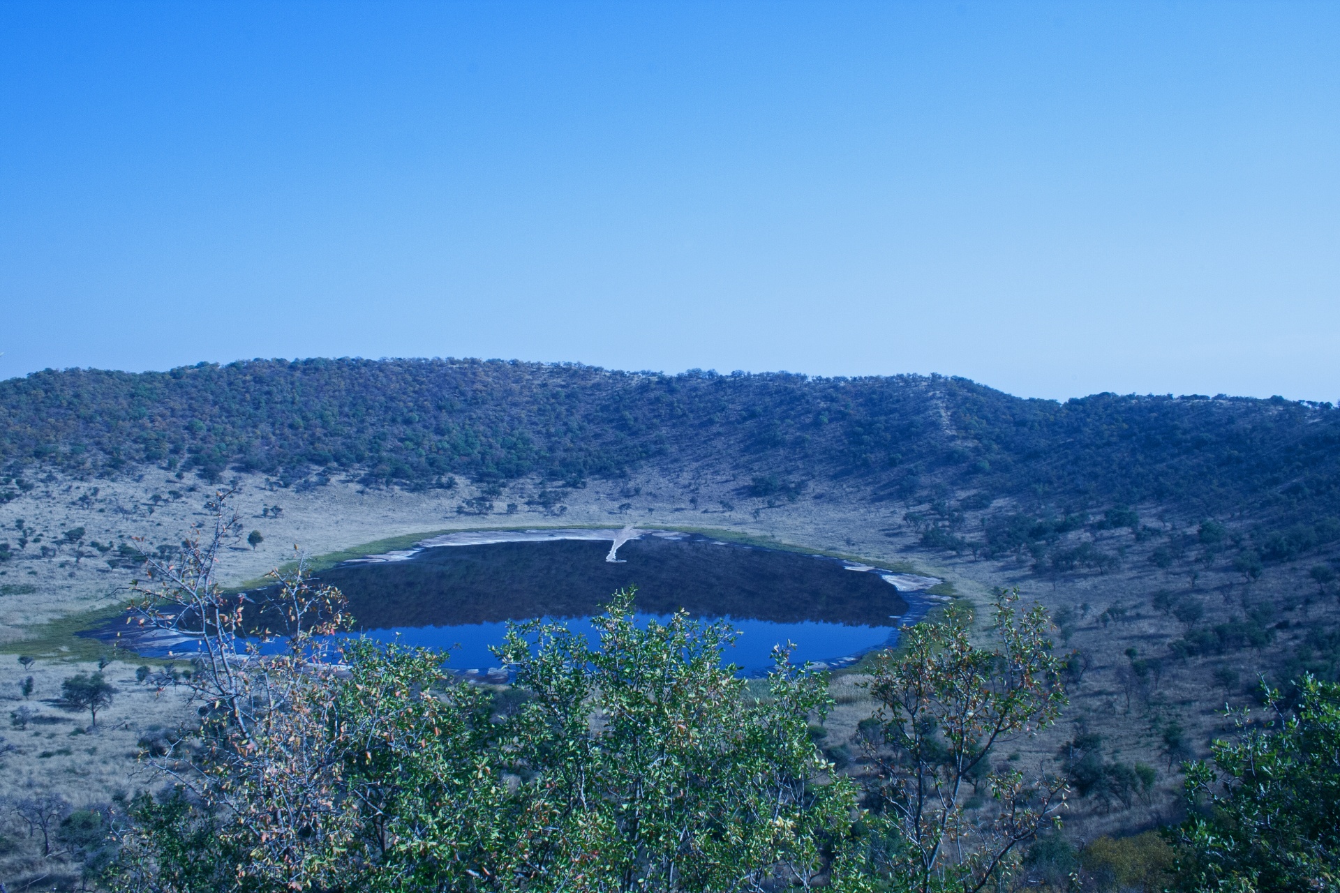 Lago salado en el fondo de un cráter