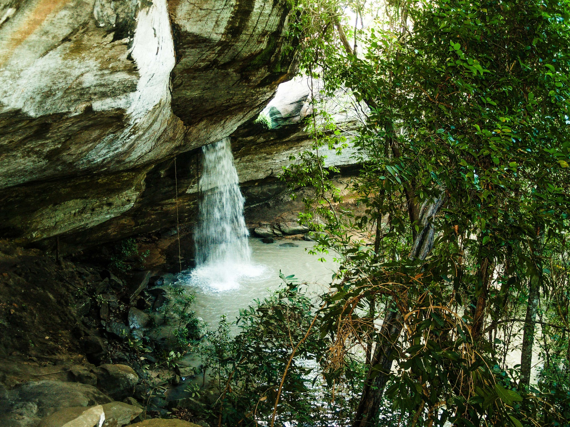 Sang Chan Waterfall Cascada a la luz de