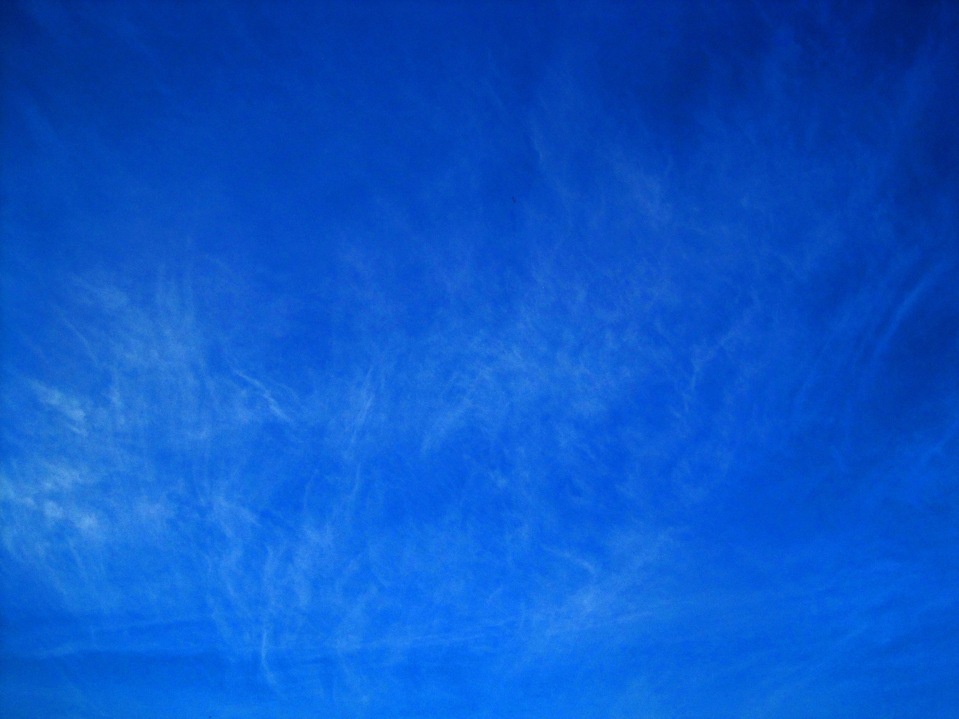 Manchas de nube blanca en cielo azul