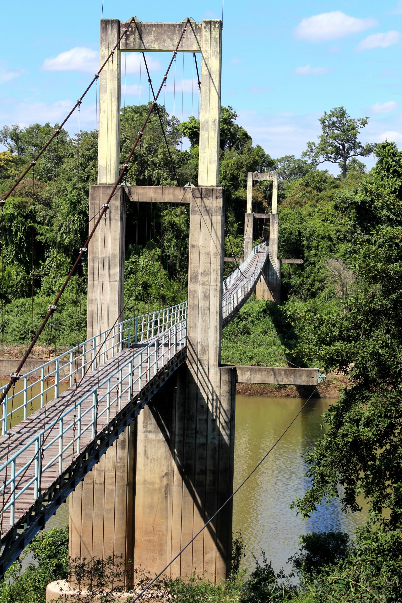 Pont suspendu sur la rivière