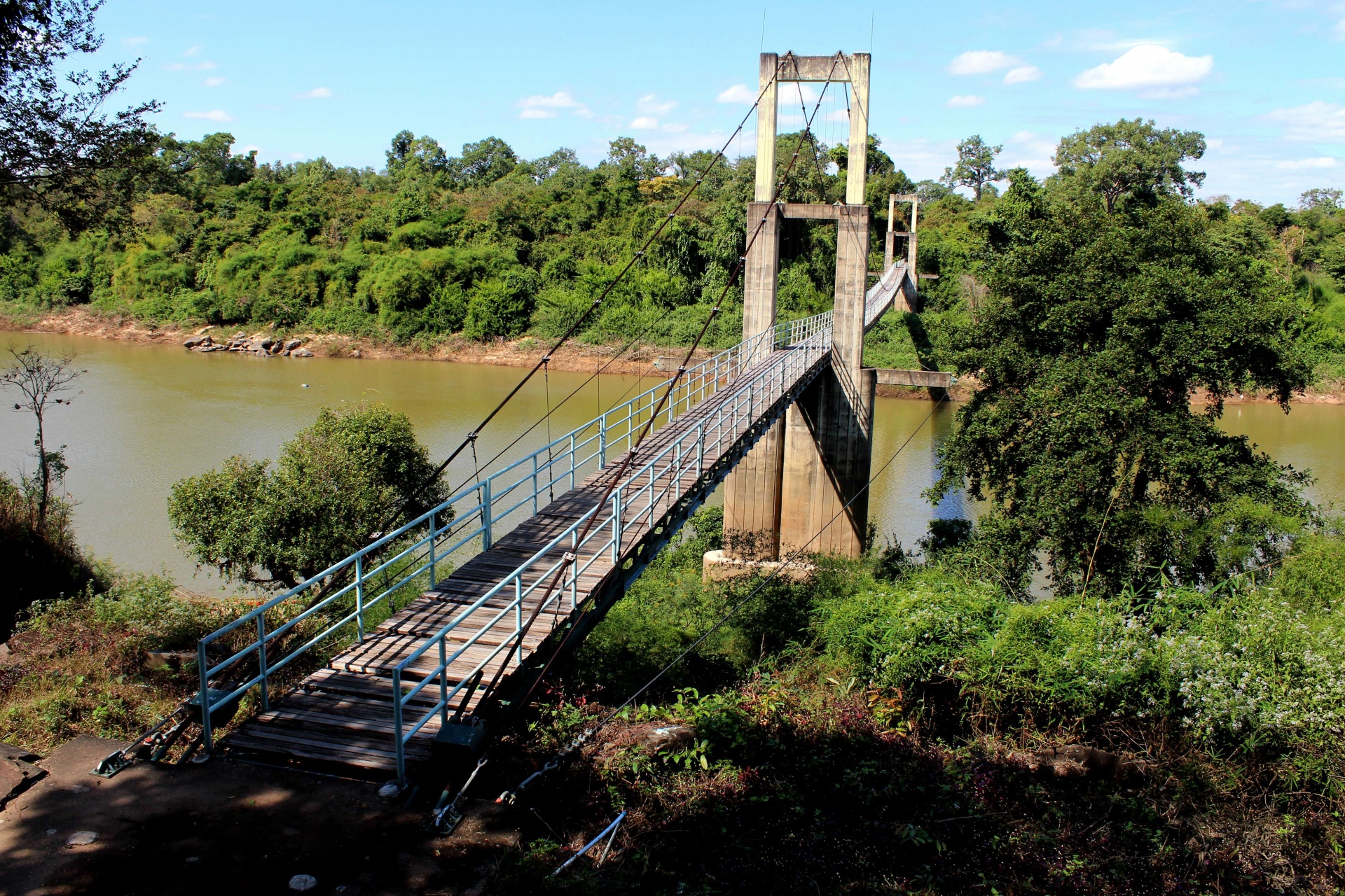 Puente colgante sobre el río
