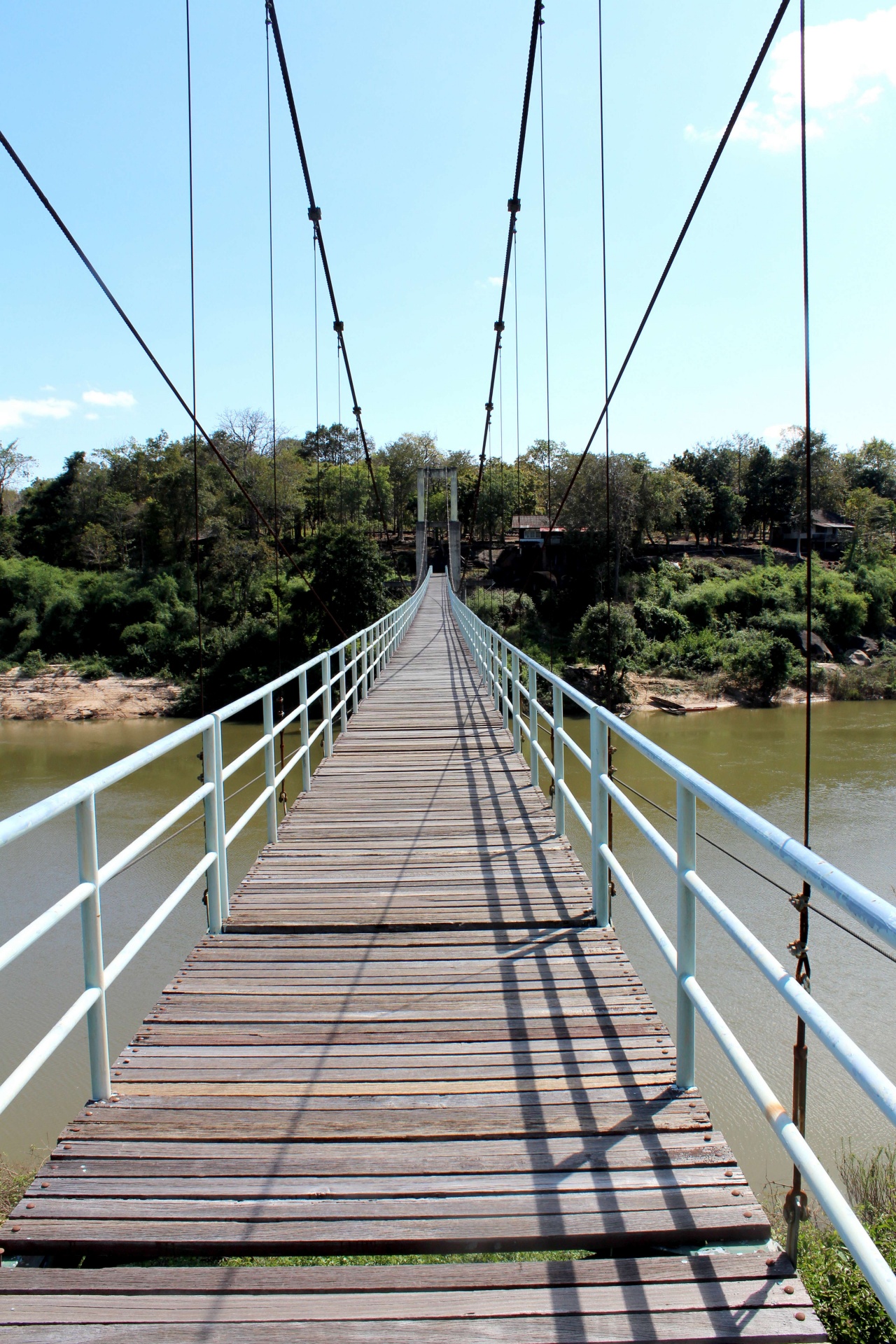 Puente colgante sobre el río