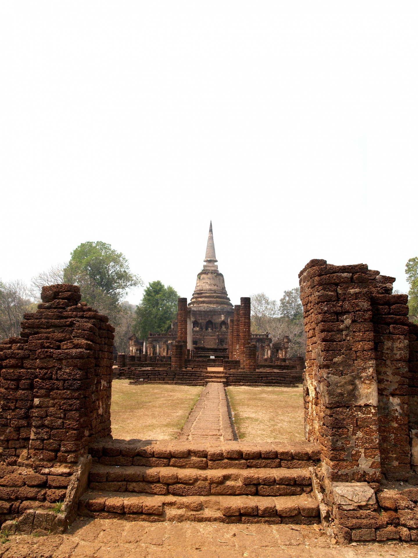 Templo de la estatua de Buda en Sukhotha