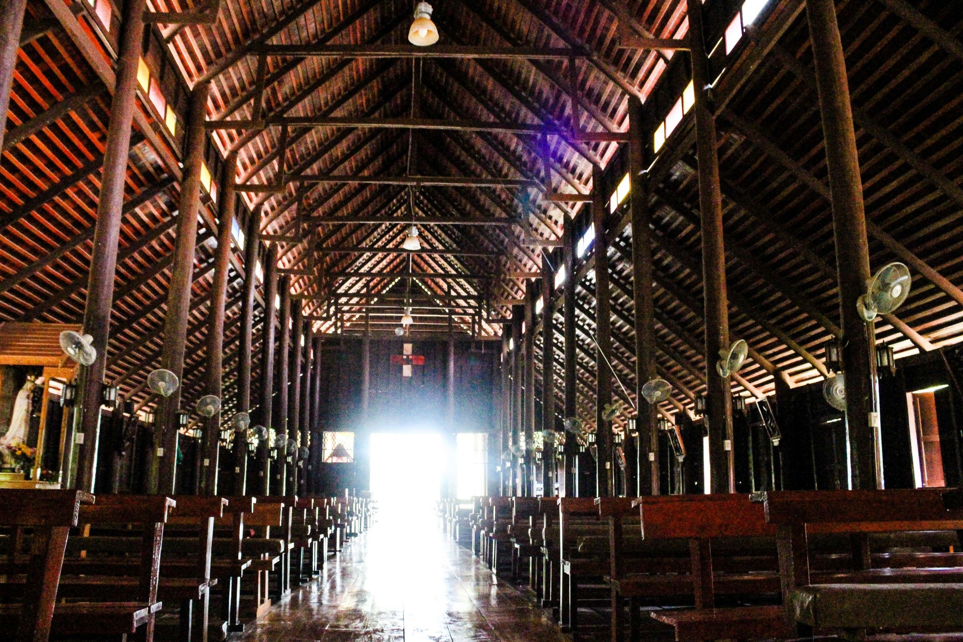 Biserica nevăzută din Thailanda Ban Song