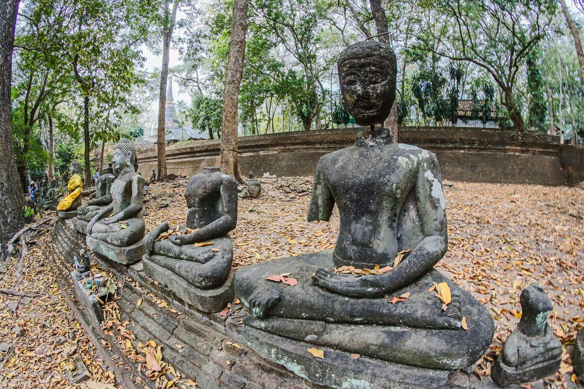Wat Umong Suan Puthatham, tempel