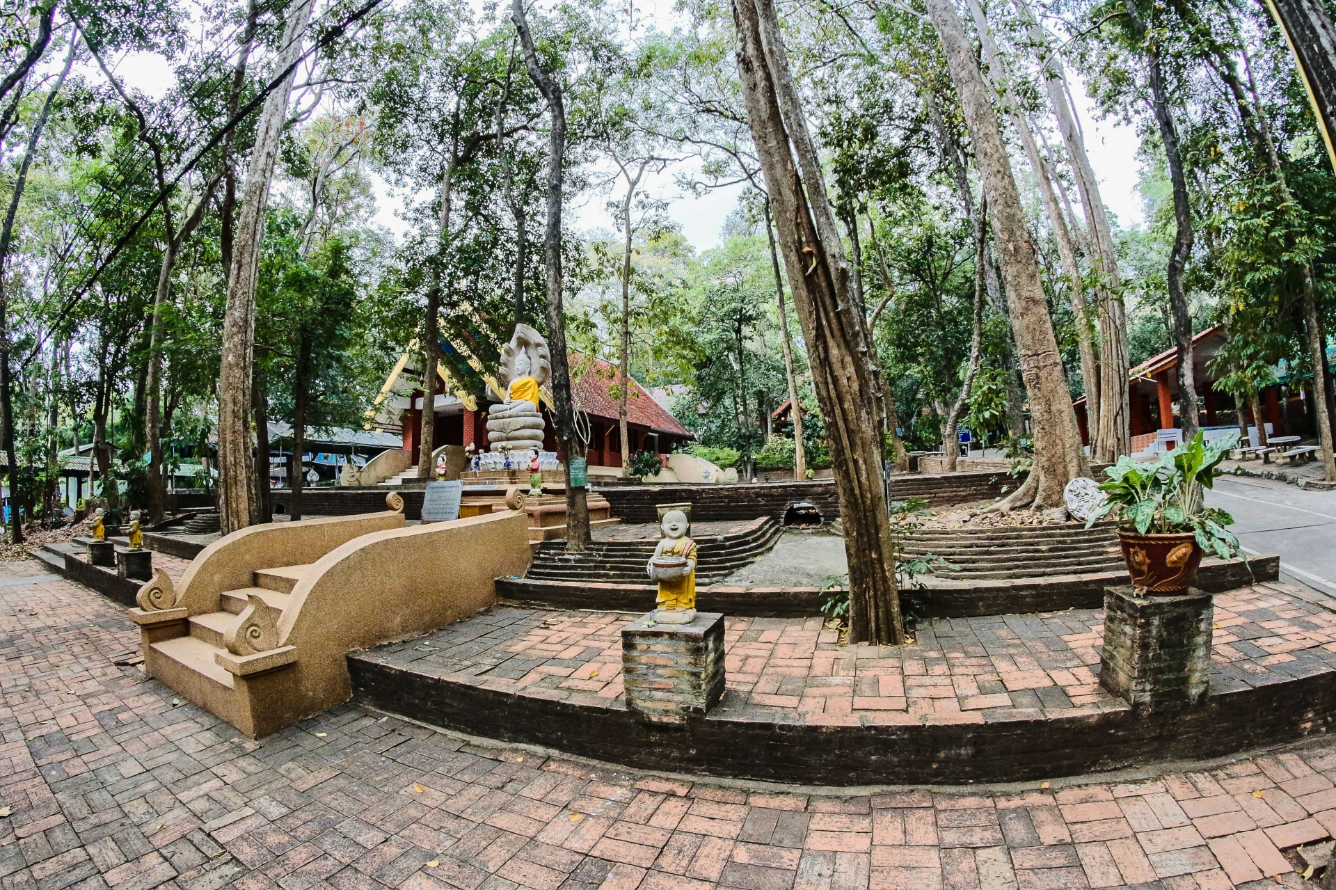 Wat Umong Suan Puthatham, templo