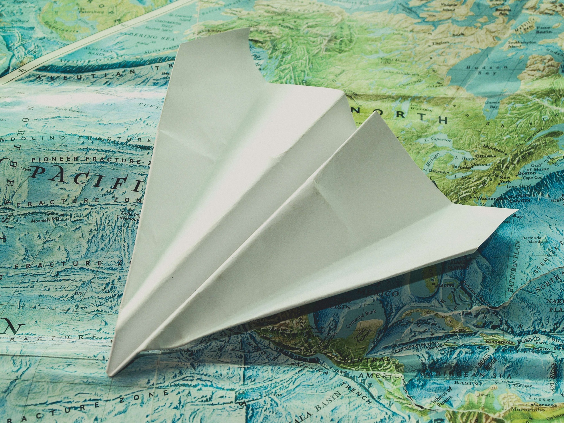 Fondo de avión de papel blanco